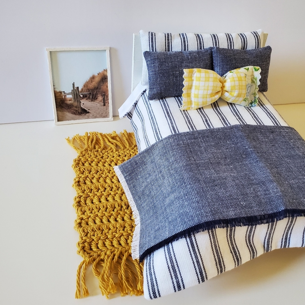 Miniature Dollhouse 1:12 Scale Coastal White Navy Striped Bedding Set - Picture 4 of 4